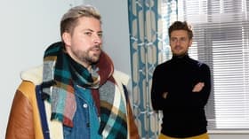 John geht einen großen Schritt auf Philip zu