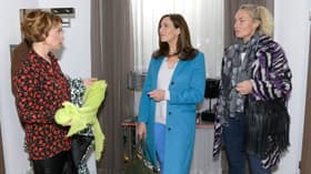 Yvonne hat mit ihren Freundinnen einen amüsanten Tag