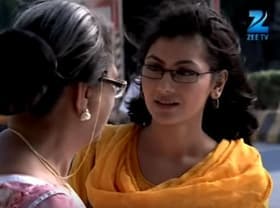Pragya meets Abhi's Daadi and helps her in crossing the road