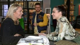 Als Emily zum Event will, trifft sie Gina schon wieder