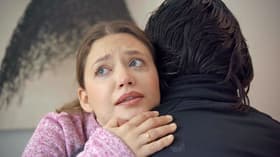 Nathalie und Maximilian freuen sich über Neuigkeiten