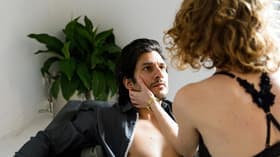 Maximilian schläft mit Caroline, um sie abzulenken