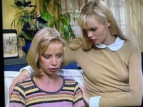Saskia und Peter sorgen sich um die trauernde Milla.