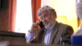 León descubre el secreto de Lucía
