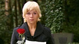 Diana schwört am Grab von Julian ewige Liebe