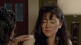 María intenta matar a Monse