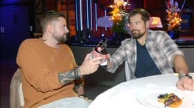 Leons Abreise naht, John verabschiedet ihn gebührend