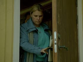 Vera träffar sina föräldrar för att ta reda på om hon och Jesper är kusiner.