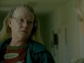 Vera närmar sig sanningen om sina biologiska föräldrar
