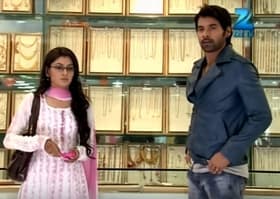 Abhi and pragya meets at a jewelley shop and starts arguing
